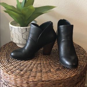 Gianni Bini black heeled boots